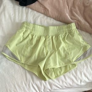 lululemon hotty hot short 2.5